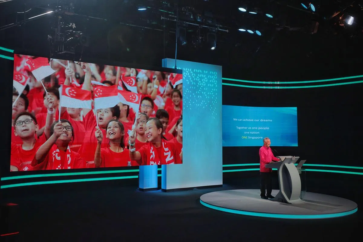 李显龙总理8月29日在新传媒大楼发表国庆群众大会演说，详述政府下来如何帮助低薪员工、如何应对外籍员工所带来的竞争，以及如何谨慎处理种族课题。（海峡时报）