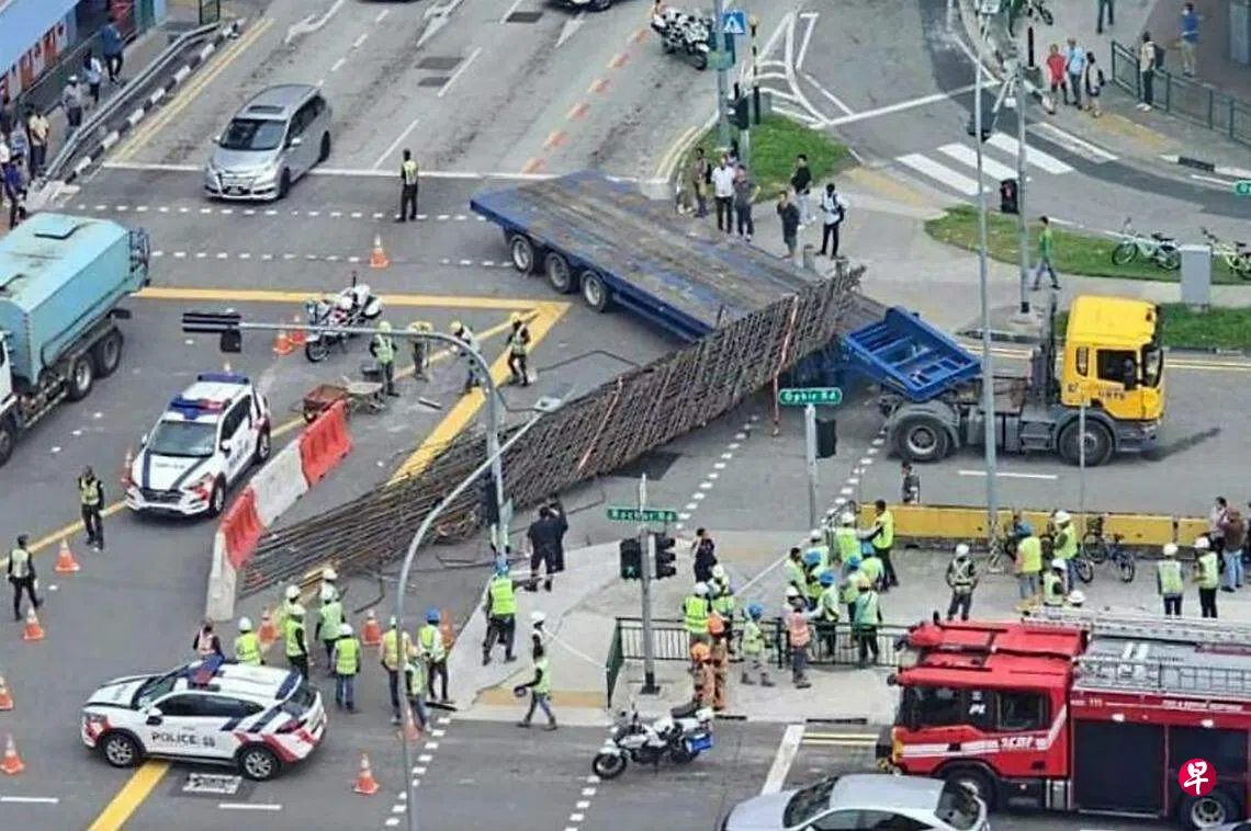 巴士拖车擦撞钢筋掉落四乘客一路人受伤送院| 联合早报