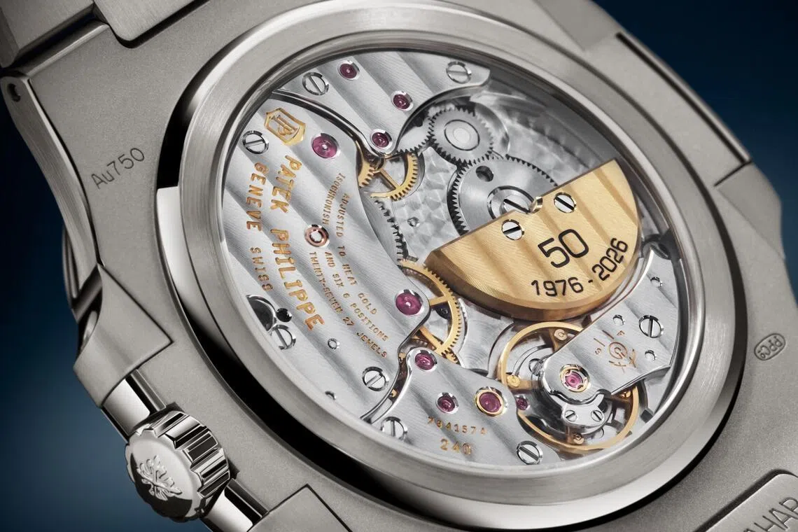 鹦鹉螺系列50周年纪念款，搭载Caliber 240超薄自动机芯，在22K金微型自动陀镌刻“50 1976–2026”字样。（百达翡丽提供）