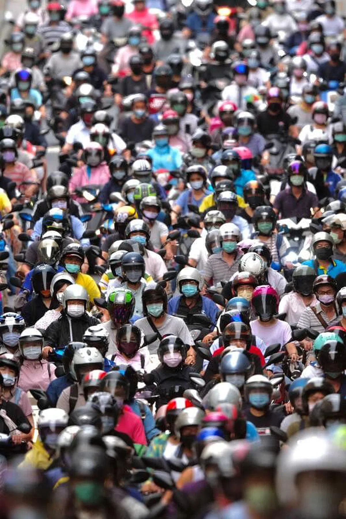 根据台湾陆委会本月9日公布委托政治大学所做的民调，主张“广义维持现状”的民众仍占绝大多数，达到85.4%。图为电单车骑士繁忙时间涌现在台北路上。（法新社）