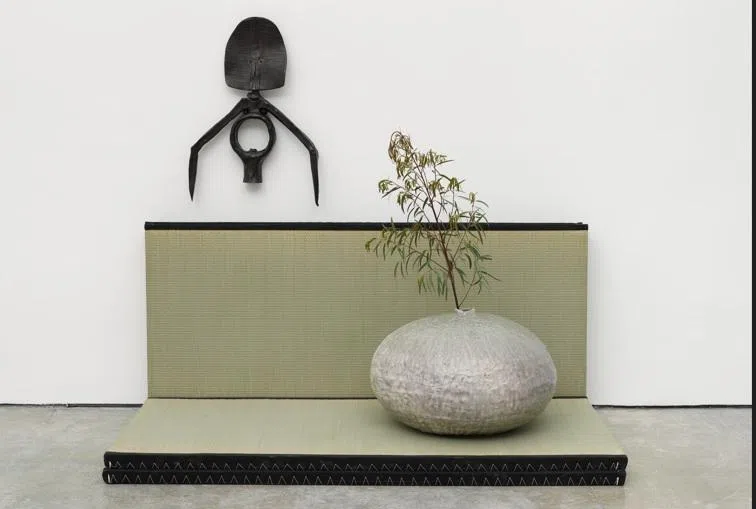 美国芝加哥艺术家西斯特·盖茨以铸铜、黏土和榻榻米打造装置“Afro-Ikebana“（2019）。（艺术家提供）