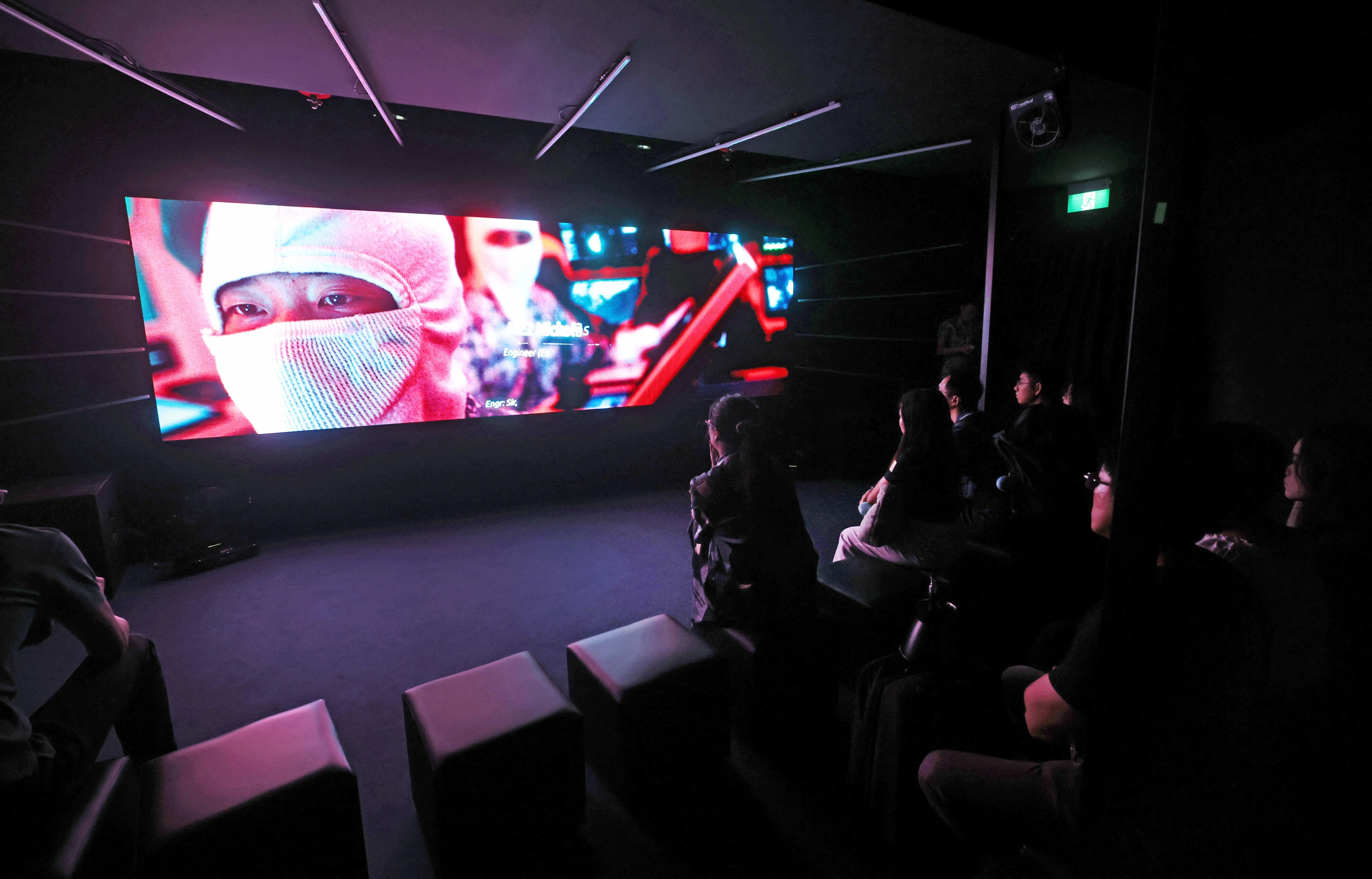 在沉浸式影片中，公众跟随长胜号潜艇船员一起，站在保卫海洋安全的最前线，体验到裸眼3D、模拟海风和灯光效果等。（陈渊庄摄）