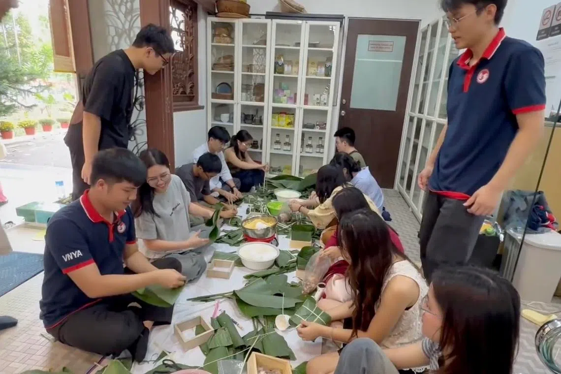 杜安科（左）坦言，裹粽子很具挑战，每一层都要铺得均匀、比例拿捏得当，最后包起来时，整个粽子才能保持一个完美的方形。（视频截图）