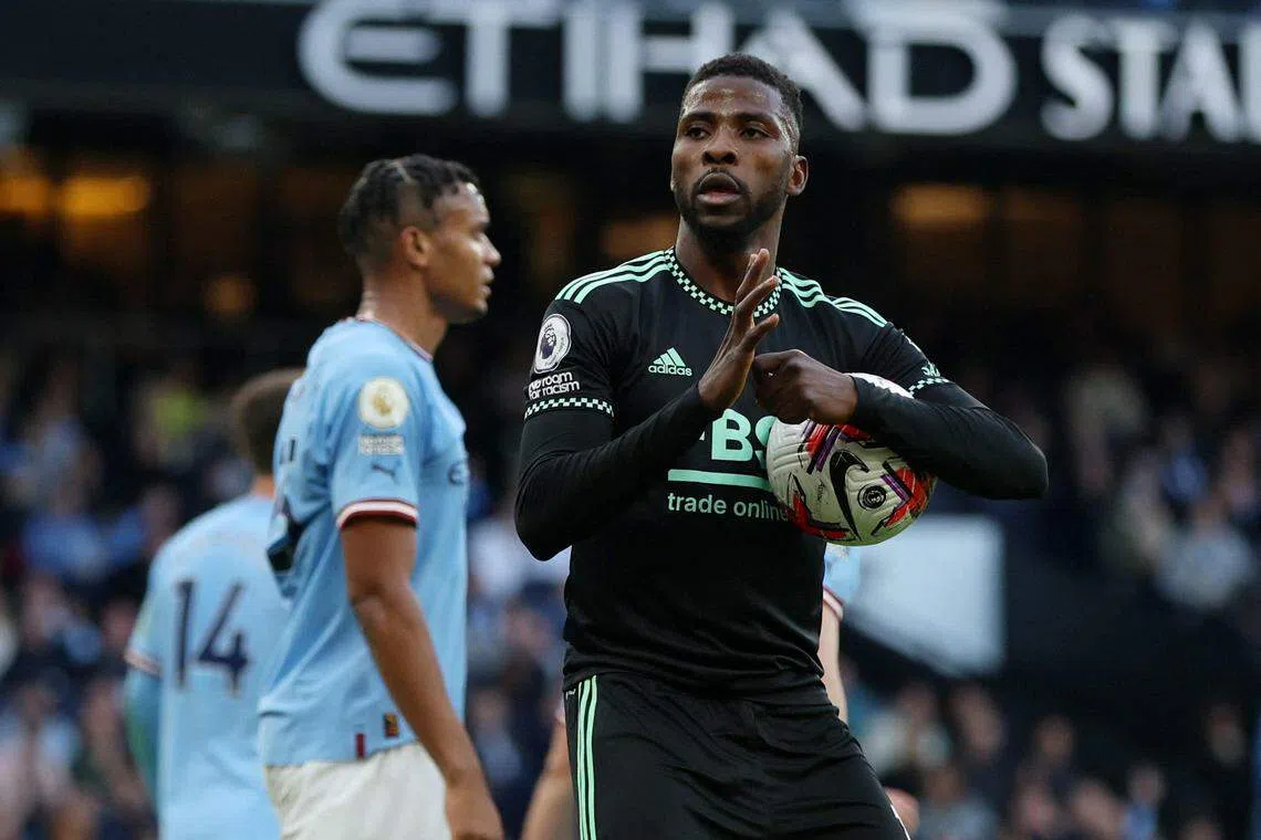 莱斯特前锋伊赫纳乔（右）在比赛第75分钟扳回一球。（路透社）