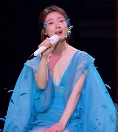 单依纯强忍悲伤，在演唱会上演唱方大同的《才二十三》。（互联网）