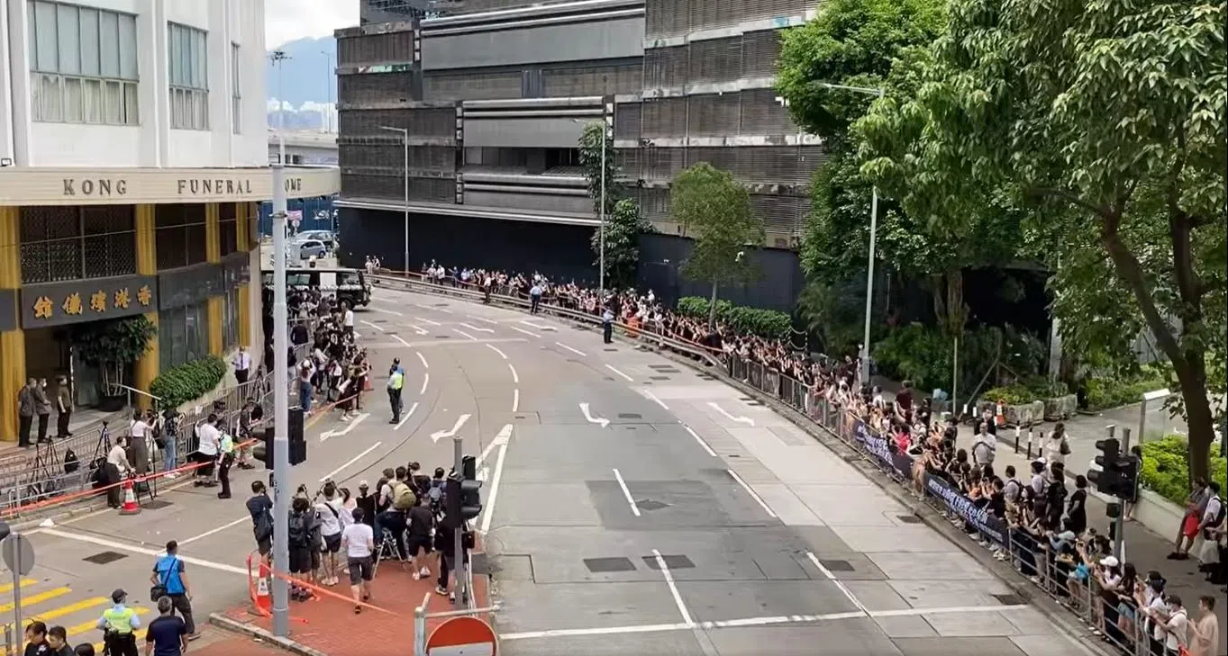 粉丝目送李玟灵车前往火葬场。（互联网）