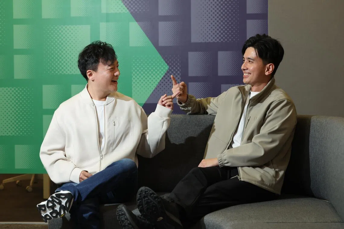 詹靖禾（右）笑说，答应皓皓（左）演出《月》后马上后悔，因为“既期待又害怕受伤害”。（梁麒麟摄）