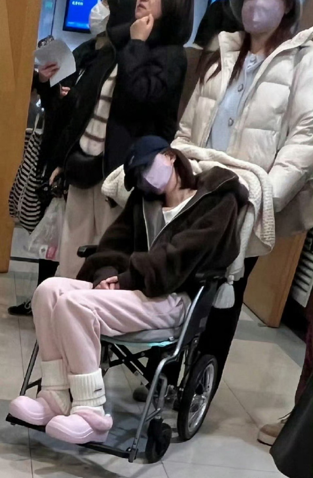 赵露思被拍到坐轮椅送医，健康亮红灯。（互联网）