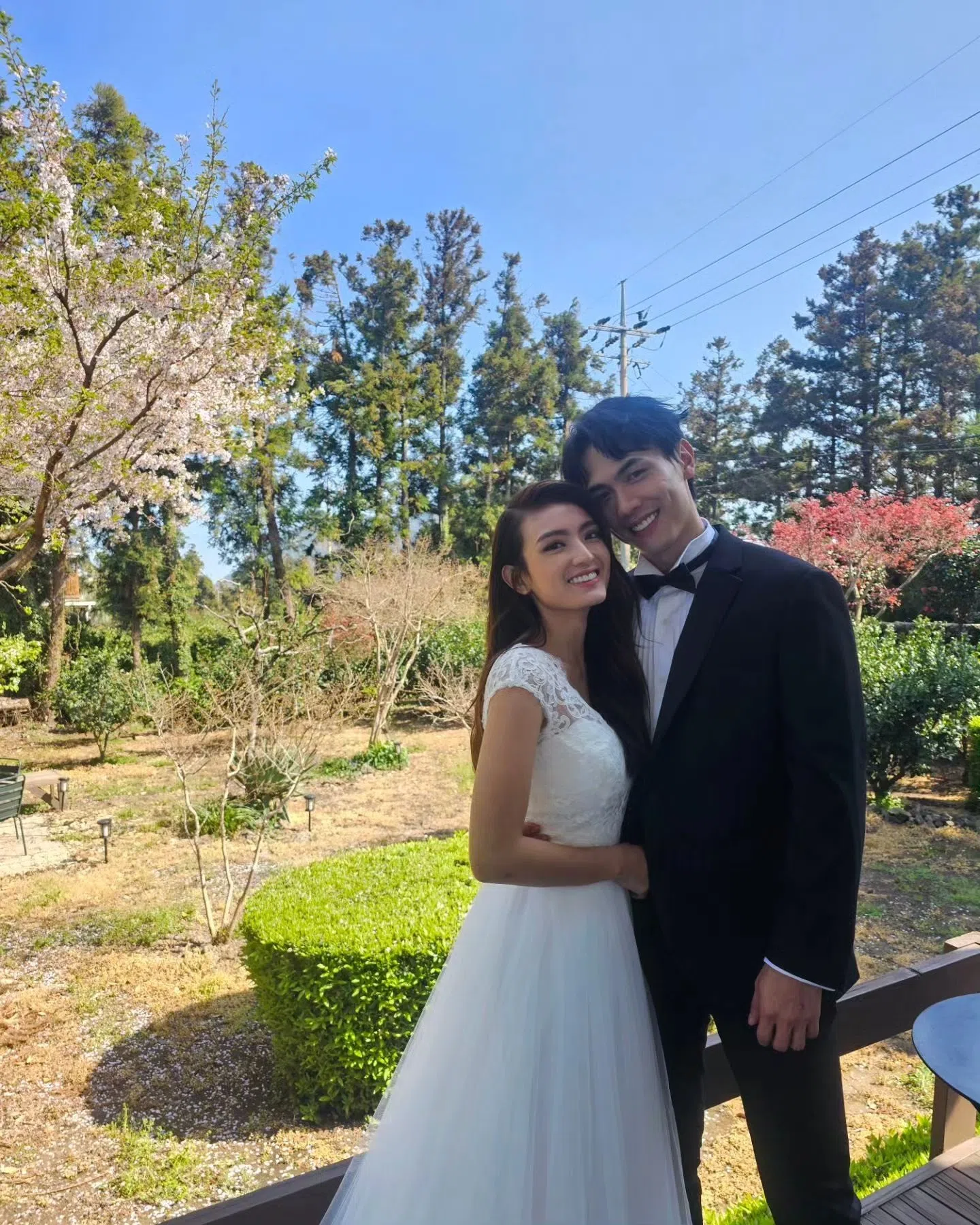 张奕恺（右）和洪凌的婚照在韩国济州岛拍摄。（取自洪凌IG）