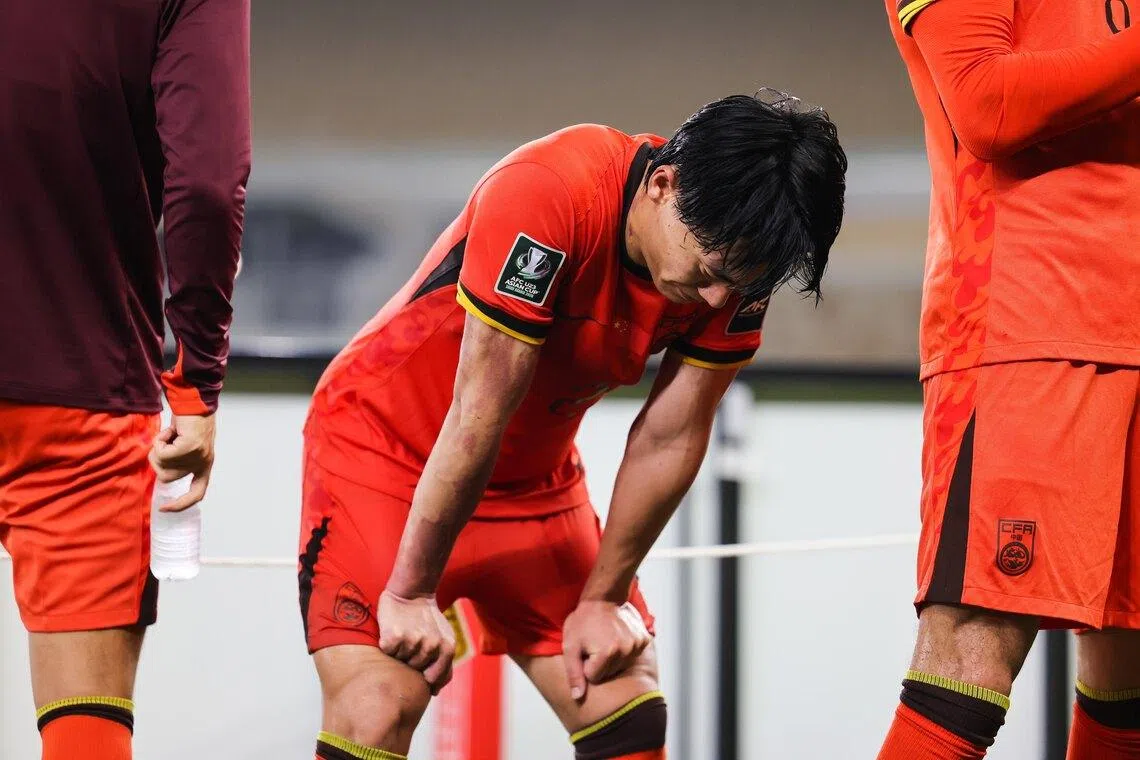 中国足球队在U23亚洲杯决赛以0比4不敌日本。图为中国队球员胡荷韬赛后弯腰低头，显得失落。（新华社）