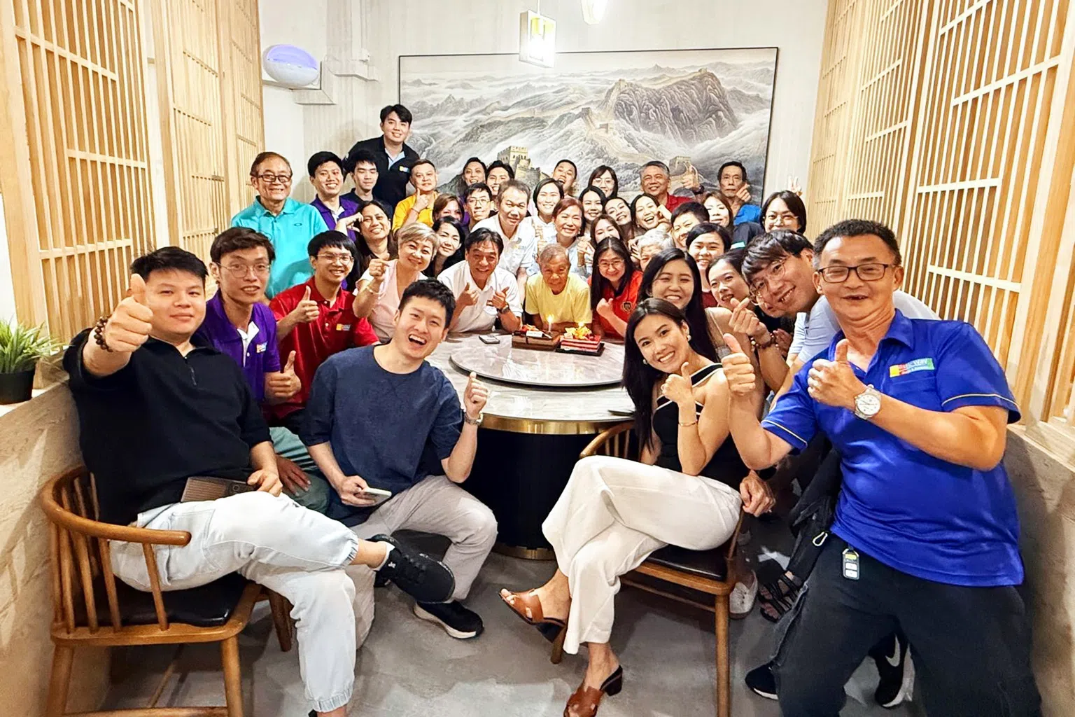 王全益常与员工欢度佳节和庆生，图为今年春节聚餐。（受访者提供）