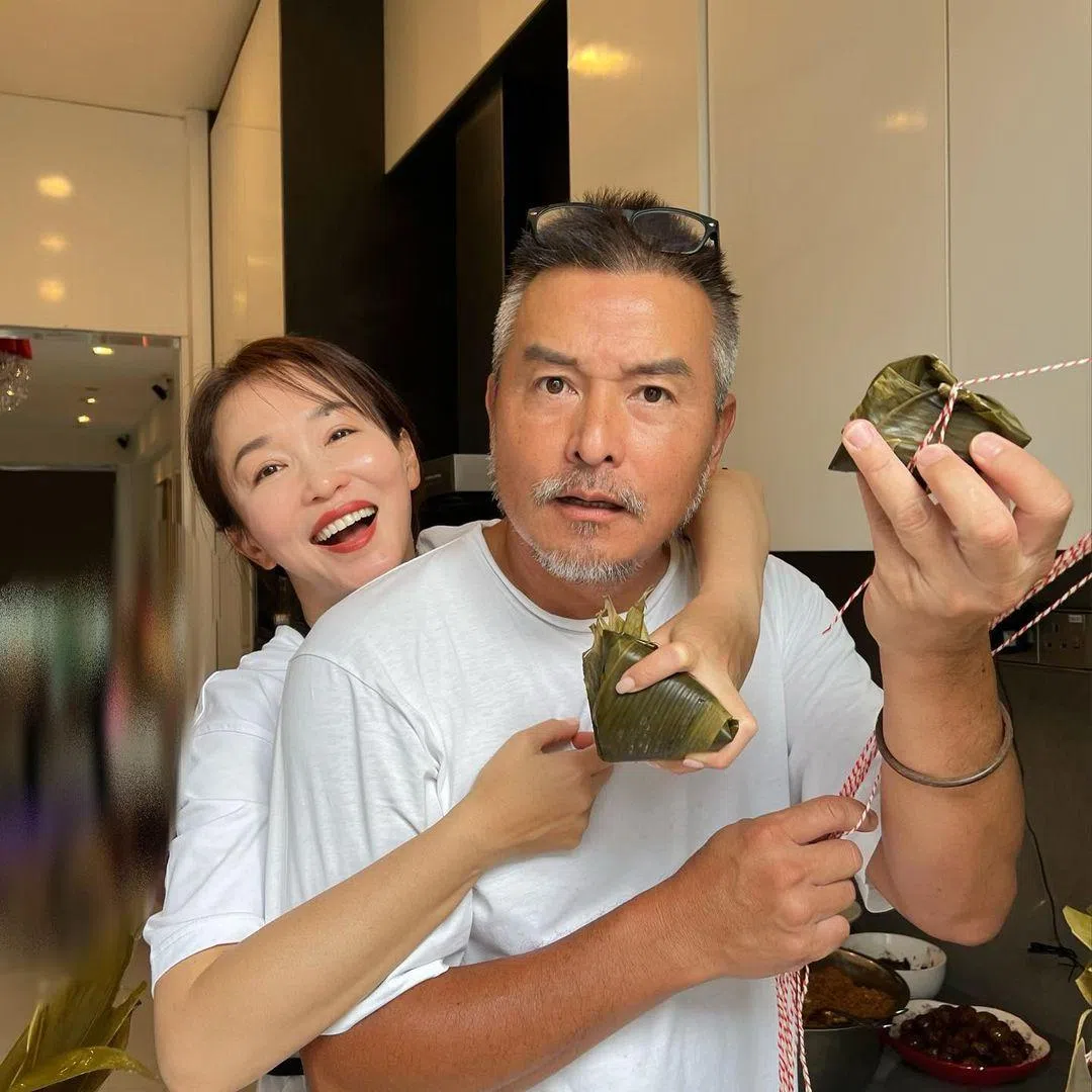范文芳在IG贴出和李铭顺的合影，发文说“包粽子也是一种幸福”。（取自范文芳IG）