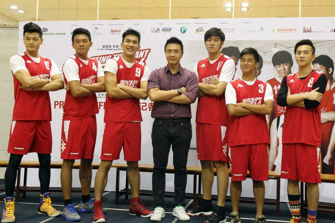 郑斌辉（中）2014年首执导筒，执导新加坡电影《再见巨人》。（档案照）