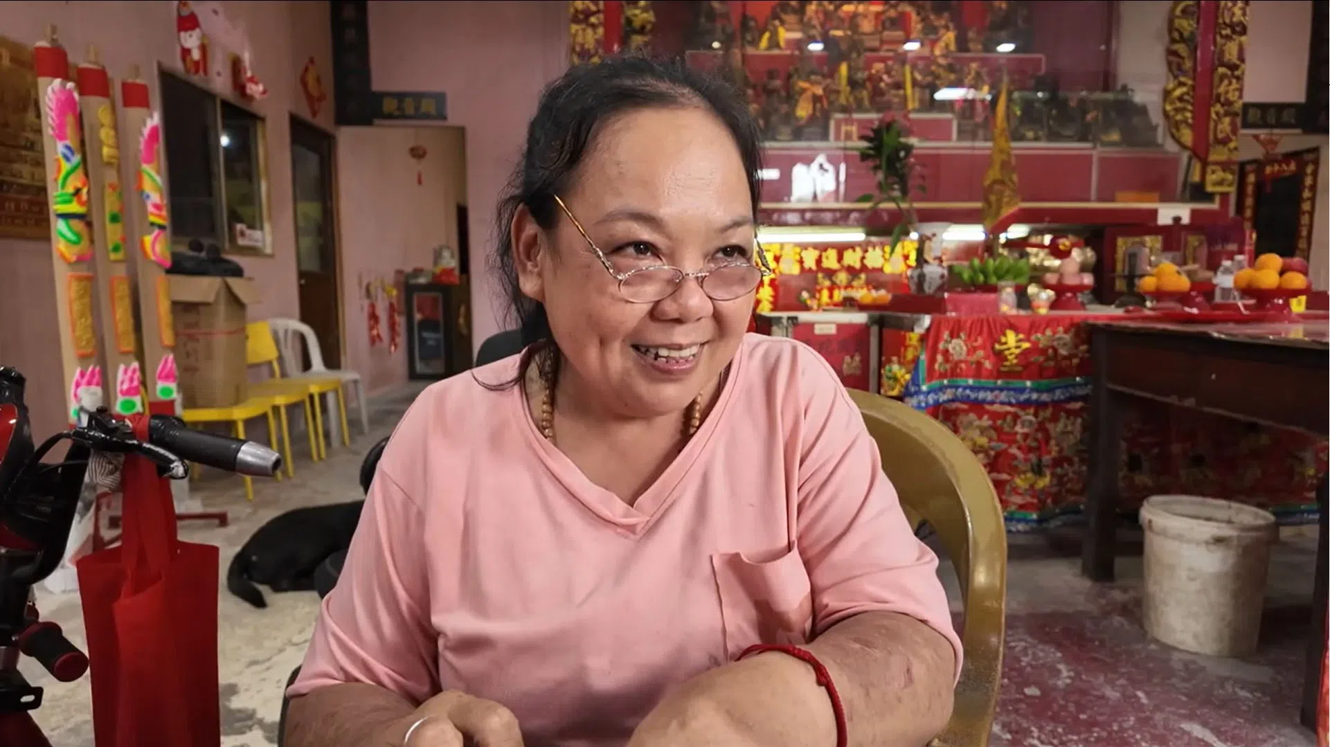 守护家族庙宇的岛民黄女士自称是乌敏岛的孩子女儿，对这片土地有着深厚的感情。（视频截图）