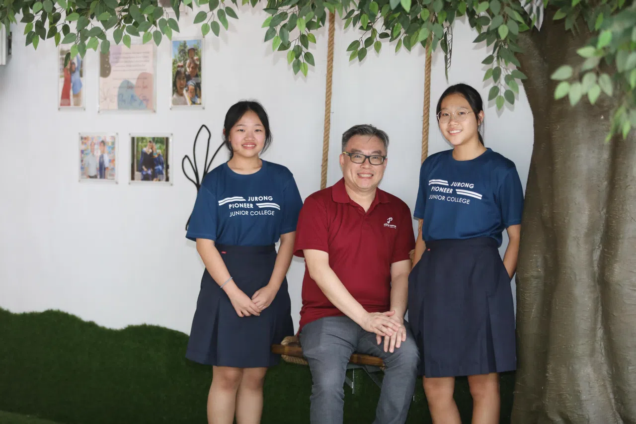 覃馨慧通过这次的音乐分享会，对新谣有更深入的了解；王惜萍认为弹唱人歌手演唱动听。图为王惜萍（左起）与华文高级教师李运胜及覃馨慧 。（陈心媛摄）