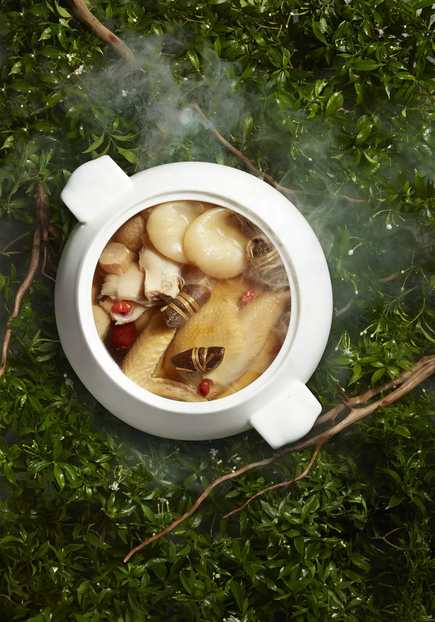 清甜椰水菜胆竹笙鸡炖花胶采用鲜椰水炖煮鸡肉、娃娃菜、竹笙及花胶。（餐馆提供）