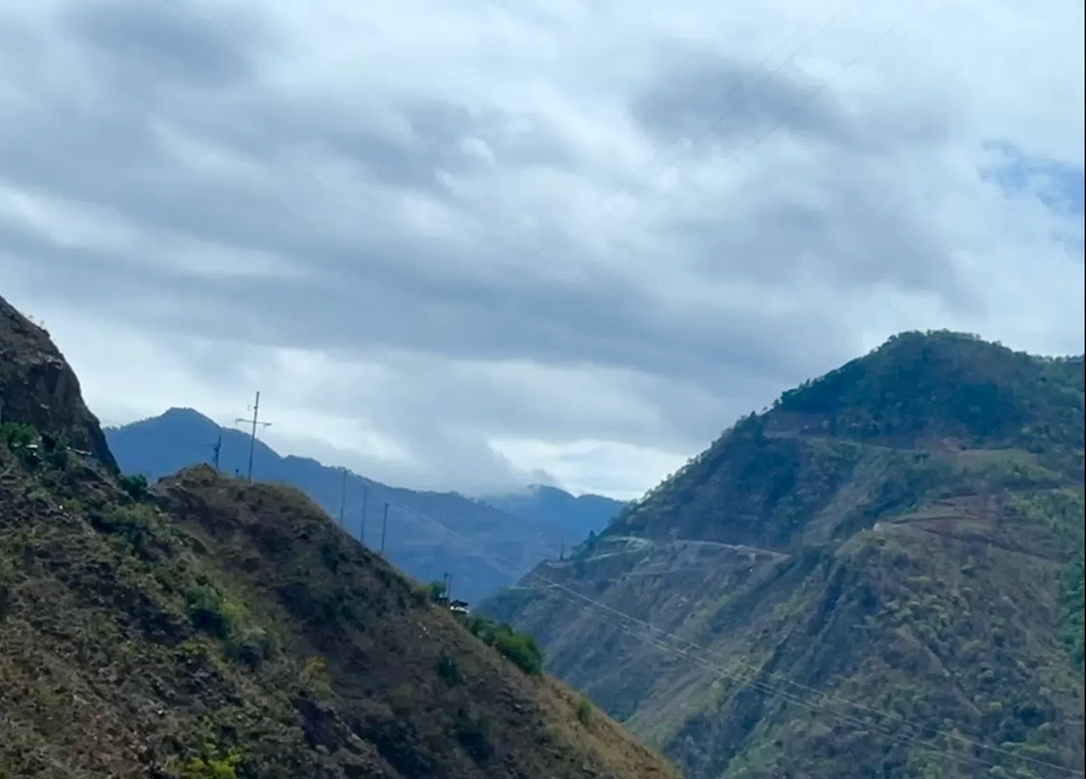 白云如此轻盈，长风一吹，会不会就此被迫与山脊分离？（何陈思蕊摄）