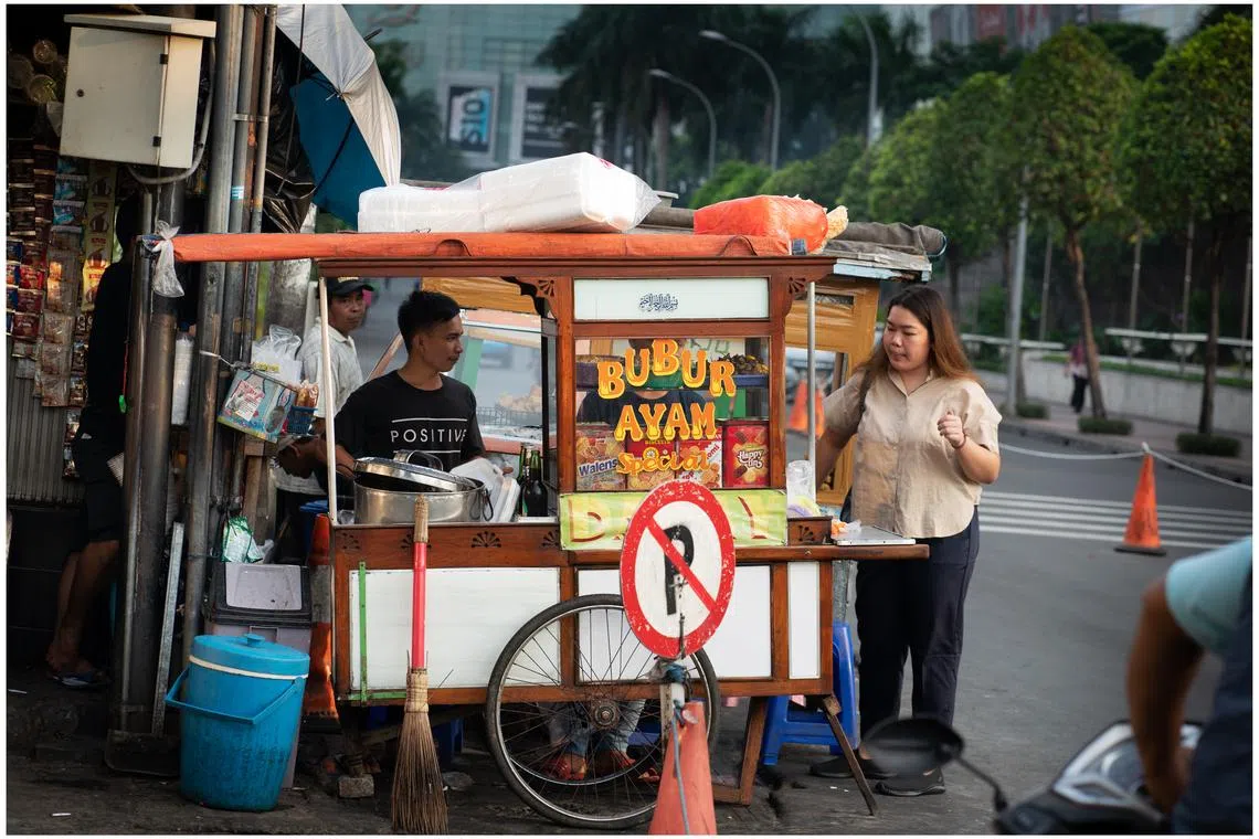 街头小贩为生活提供香味。（姚耀光摄）