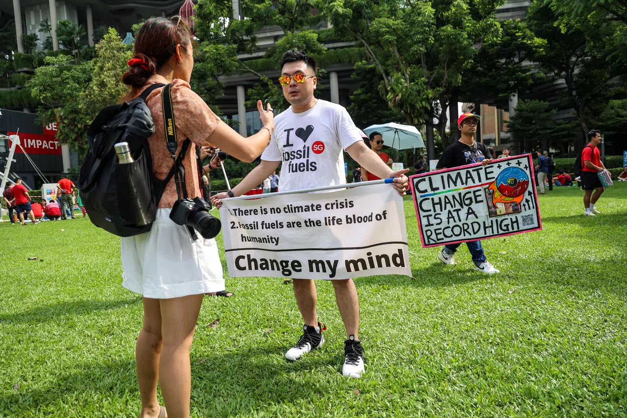 反对绿色运动的邹子淳（白色上衣）认为：“提高碳税会严重影响中低收入者的生活，希望绿色组织不要忽视这一点。”（关俊威摄）