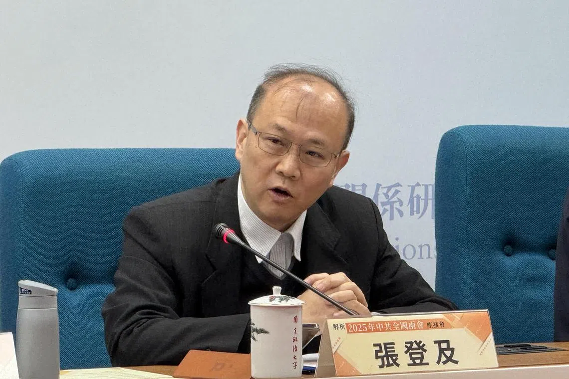 台湾大学政治学系教授张登及指出，当前中国大陆外交政策的三大趋势是，维持负责任大国的形象、机动应对美国不负责的行为，同时强化国际权力平衡的体系。（缪宗翰摄）