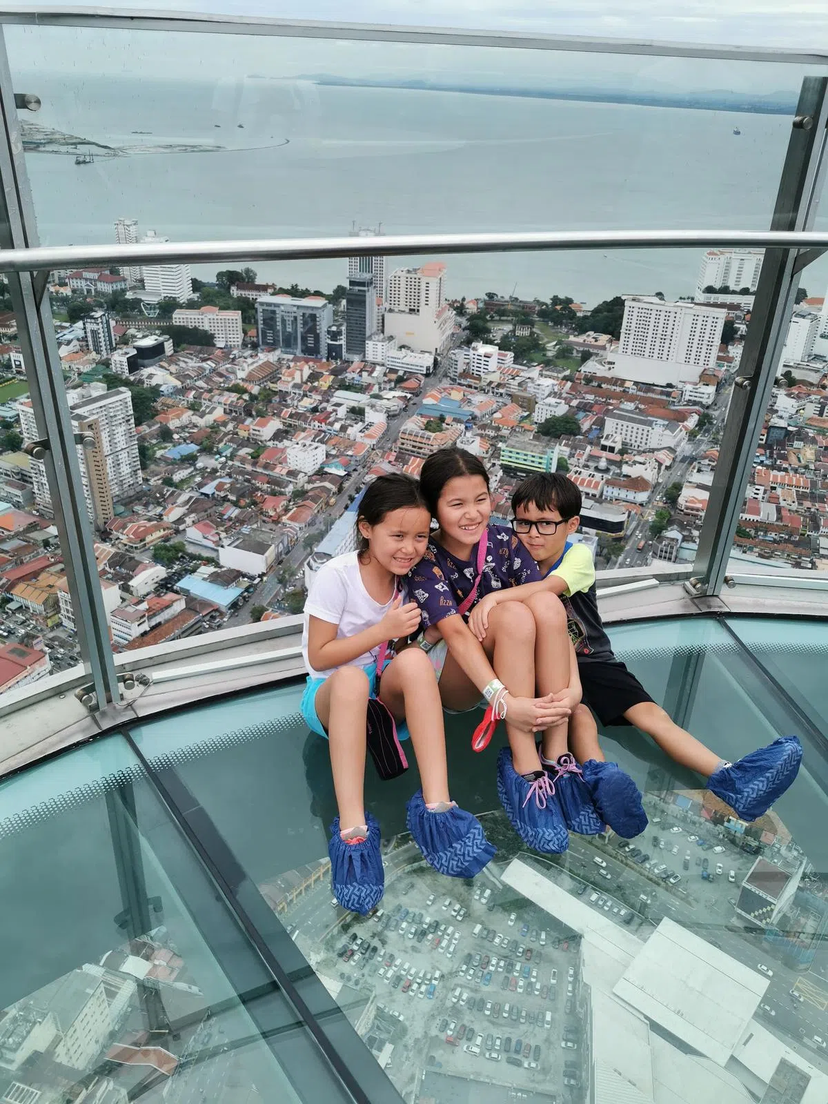 The Top Penang第68层的彩虹天空步道。（陈爱薇／图）