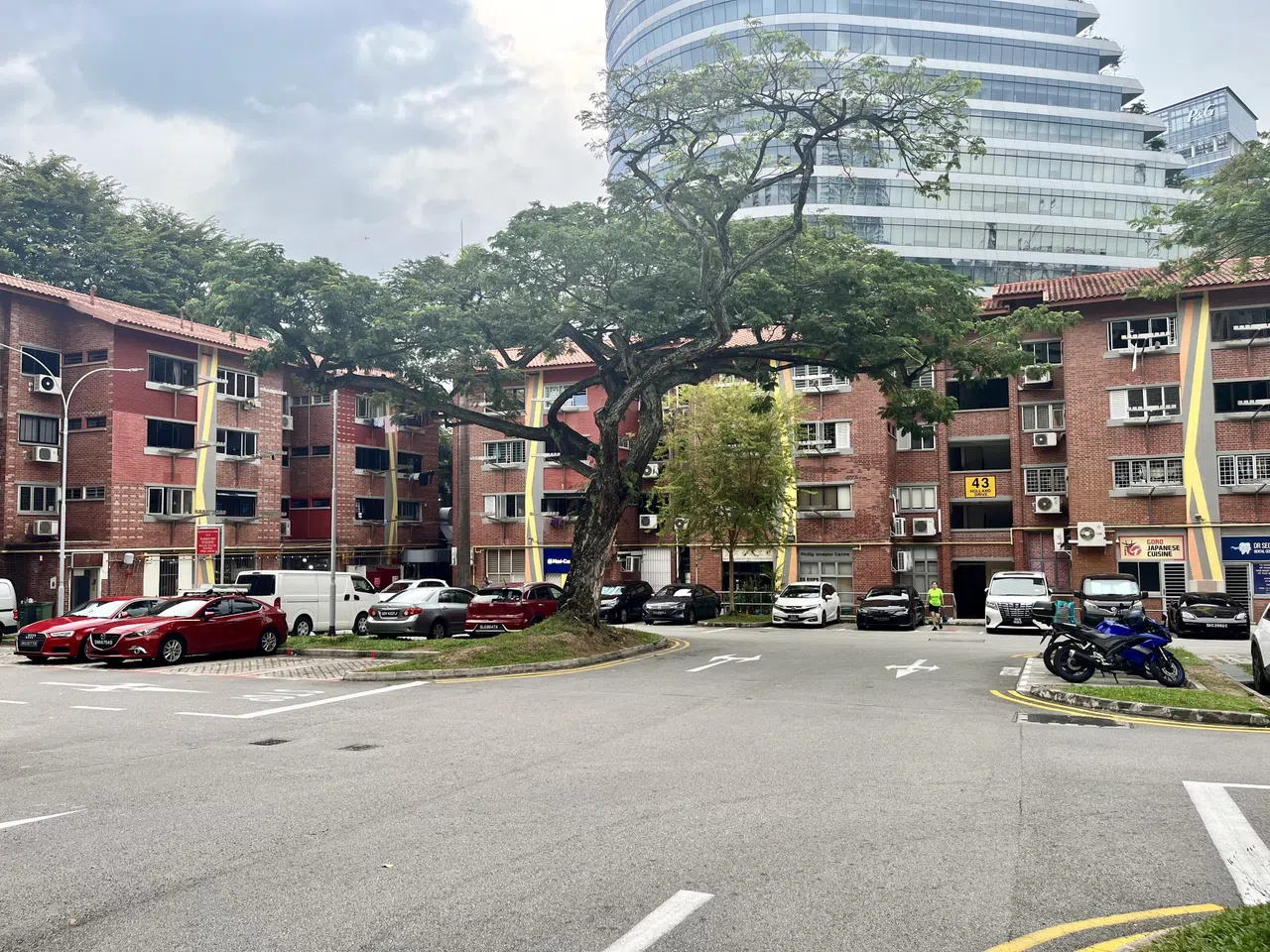 荷兰通道的四座红砖组屋构成四边形，中间是露天停车场。（陈映蓁摄）