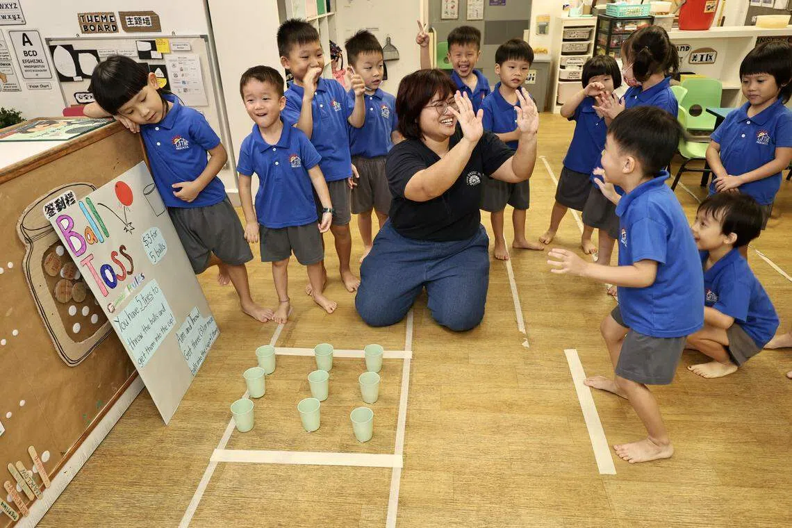 立德幼儿园的小朋友为圣约翰养老院的年长者构想游戏，并率先试玩。（特约摄影陈来福摄）