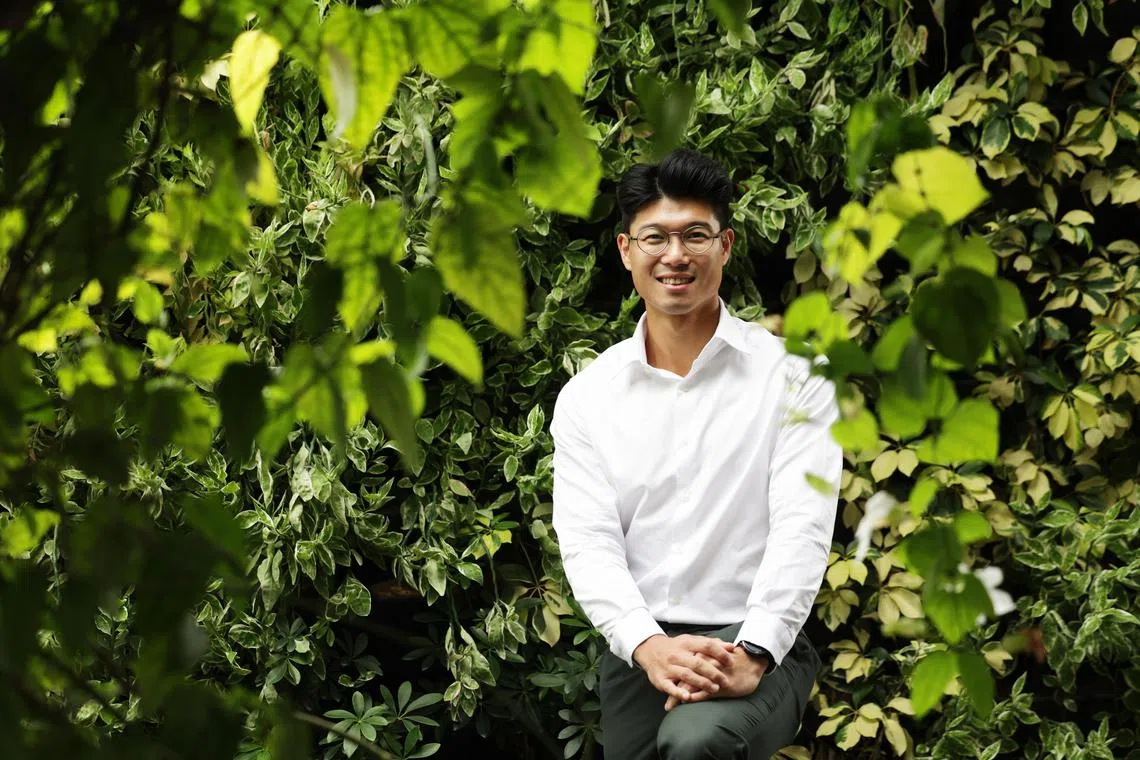 在利兴章的记忆中，环境维护工人曾给他的童年带来许多温馨时刻。如今，在致力于为更多空间带去绿意葱葱的同时，他希望这份温情也能通过“人”继续传递下去。（蔡家增摄）