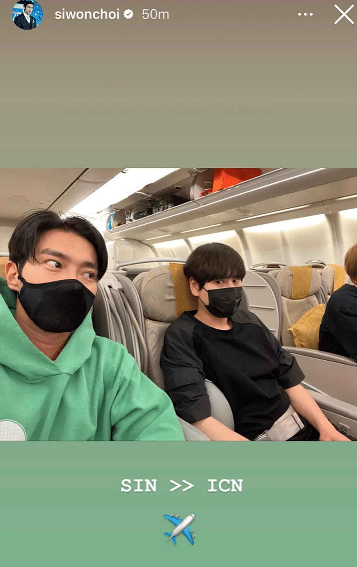 始源在飞回首尔的班机上坐在圭贤旁边。（图/始源IG）
