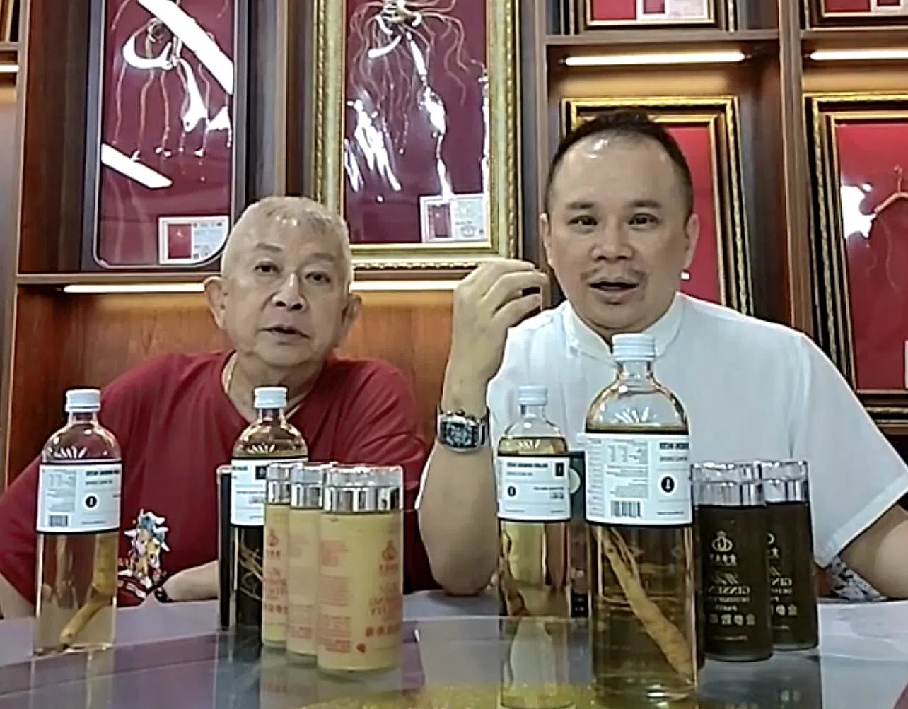 慧师傅（右）和艺人辉哥一起做直播。（图/商家提供）