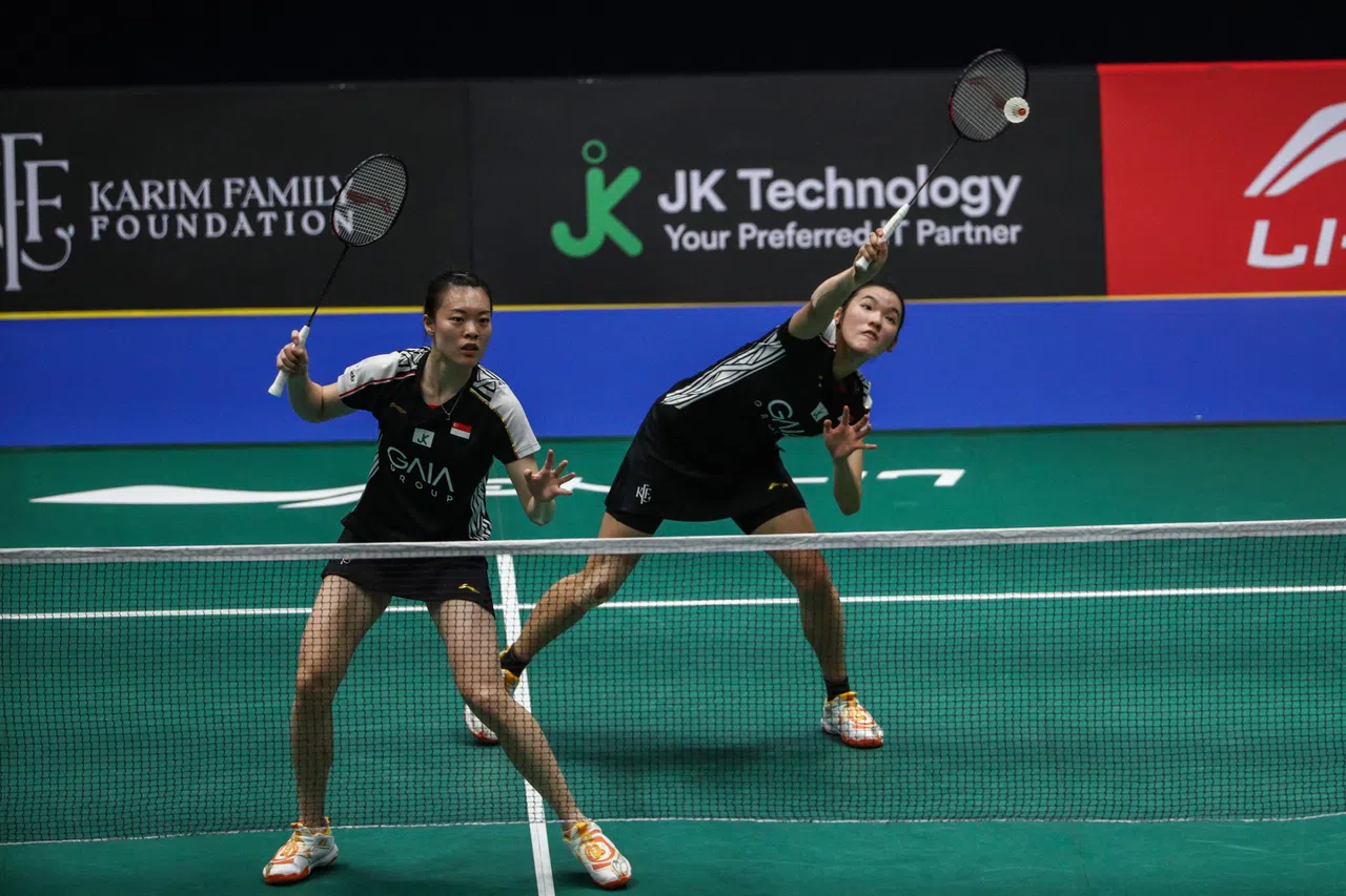 金羽佳（左）和黄嘉盈两局不敌中国的张殊贤／郑雨，止步16强。（档案照片）