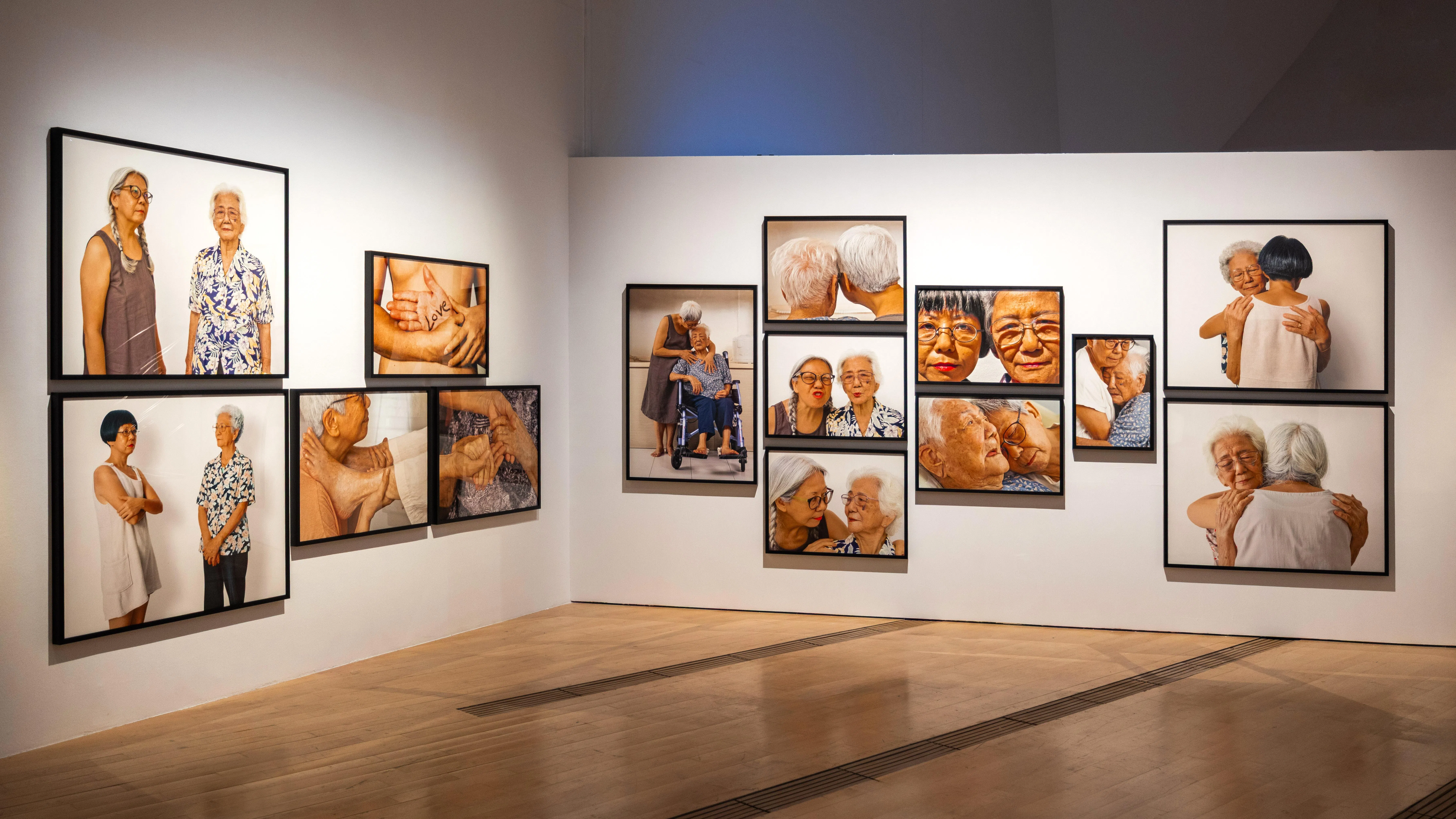 新加坡艺术家王良吟的摄影系列《永远在身旁》，带出她与母亲的情感联系。（艺术科学博物馆提供）