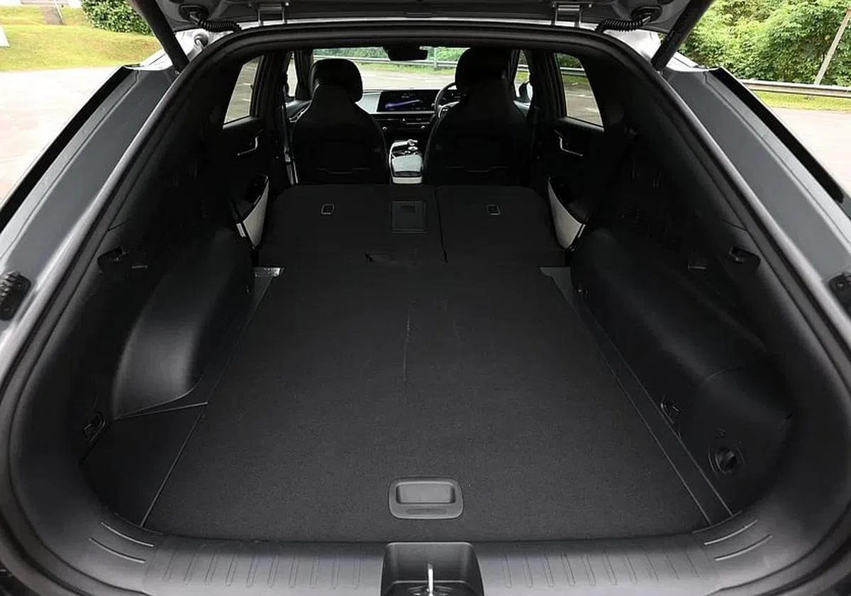 如将椅背放下，载物空间可提升至1300公升。（梁麒麟摄）