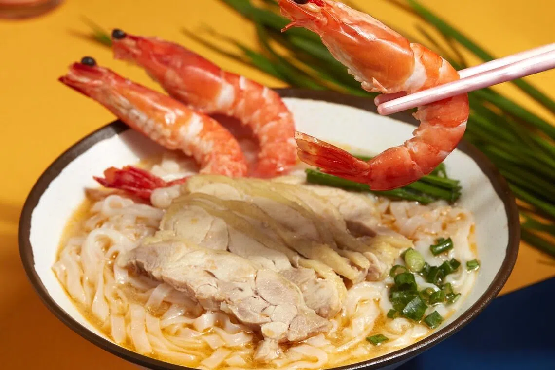 Taste Ipoh的怡保鸡丝河粉汤底清淡又不失鲜美，还加入鸡丝、韭菜与虾只。（餐馆提供）
