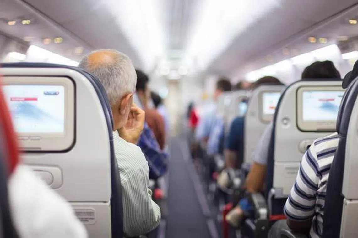 乘客由于长时间坐在狭小的座位上不动，容易导致双下肢静脉血液淤滞发生凝固形成血栓，俗称经济舱综合征。（档案照）