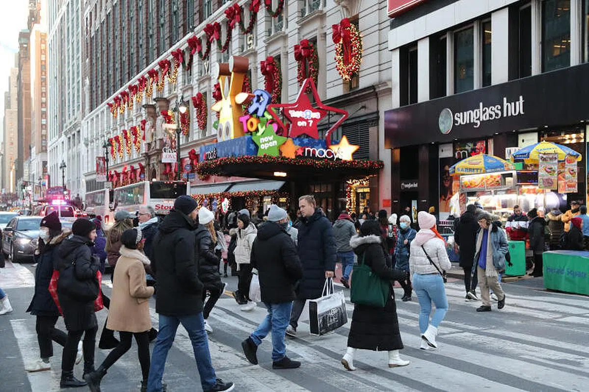 一份民调显示，有68%美国民众支持禁止TikTok的提议。图为12月13日美国纽约梅西百货门前的人流。（中新社） 