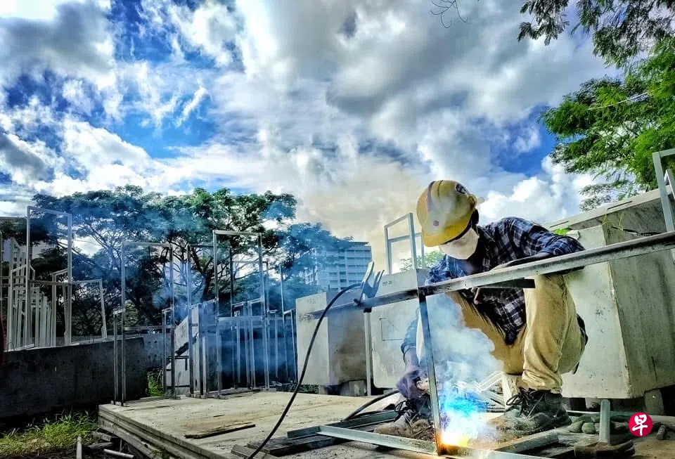 烈日下，焊接工人俯身作业，焊花四溅。 （Sahed Mohammad摄／客工摄影节提供）