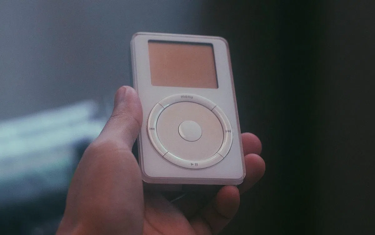 iPod Classic让人们把上千首歌曲存入内置硬碟中，跟便携式CD播放器相比轻巧许多。（图/Unsplash）