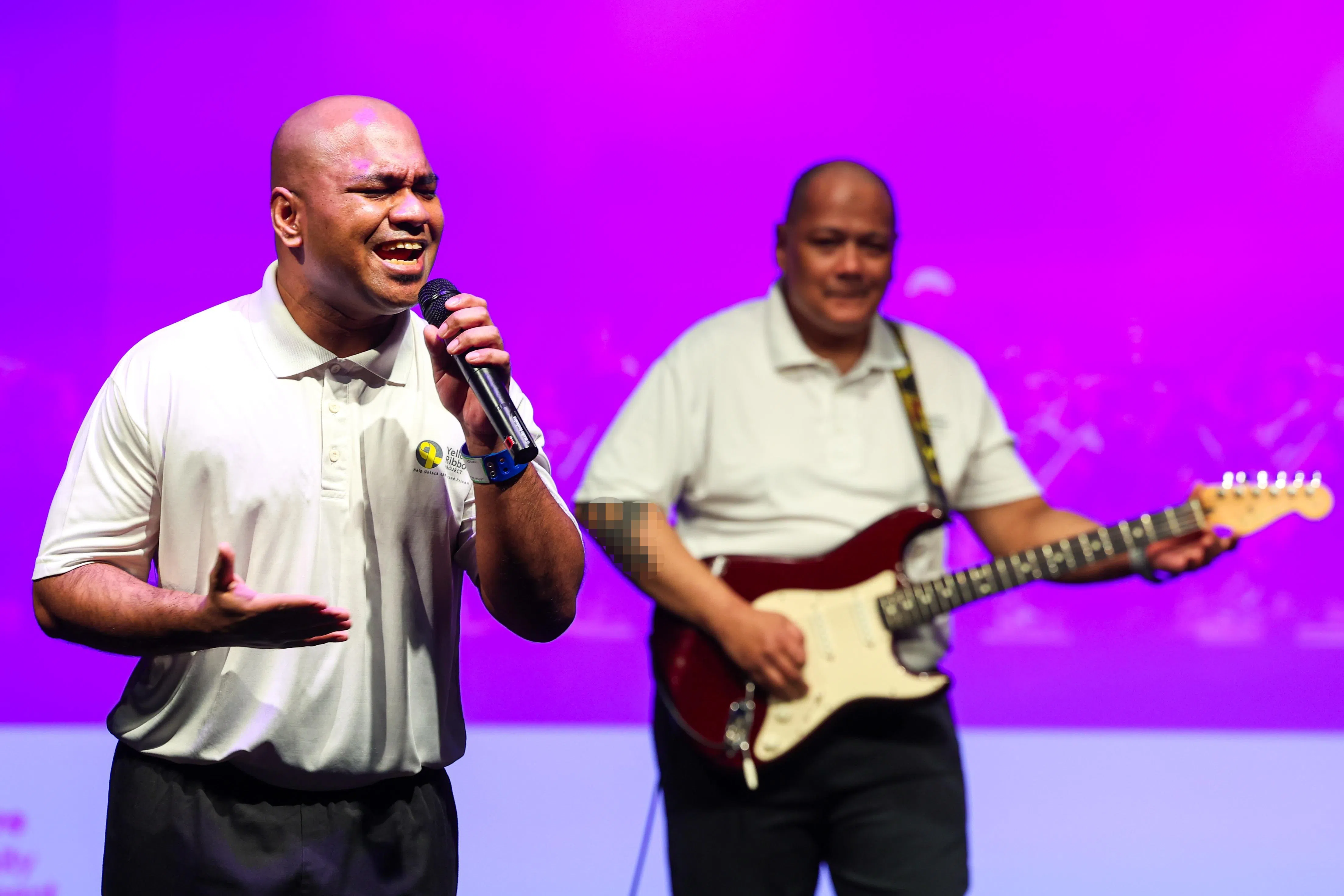 PAC乐队主唱尤雷什（左）吉他手法齐在樟宜监狱为演出彩排。（林明顺摄）