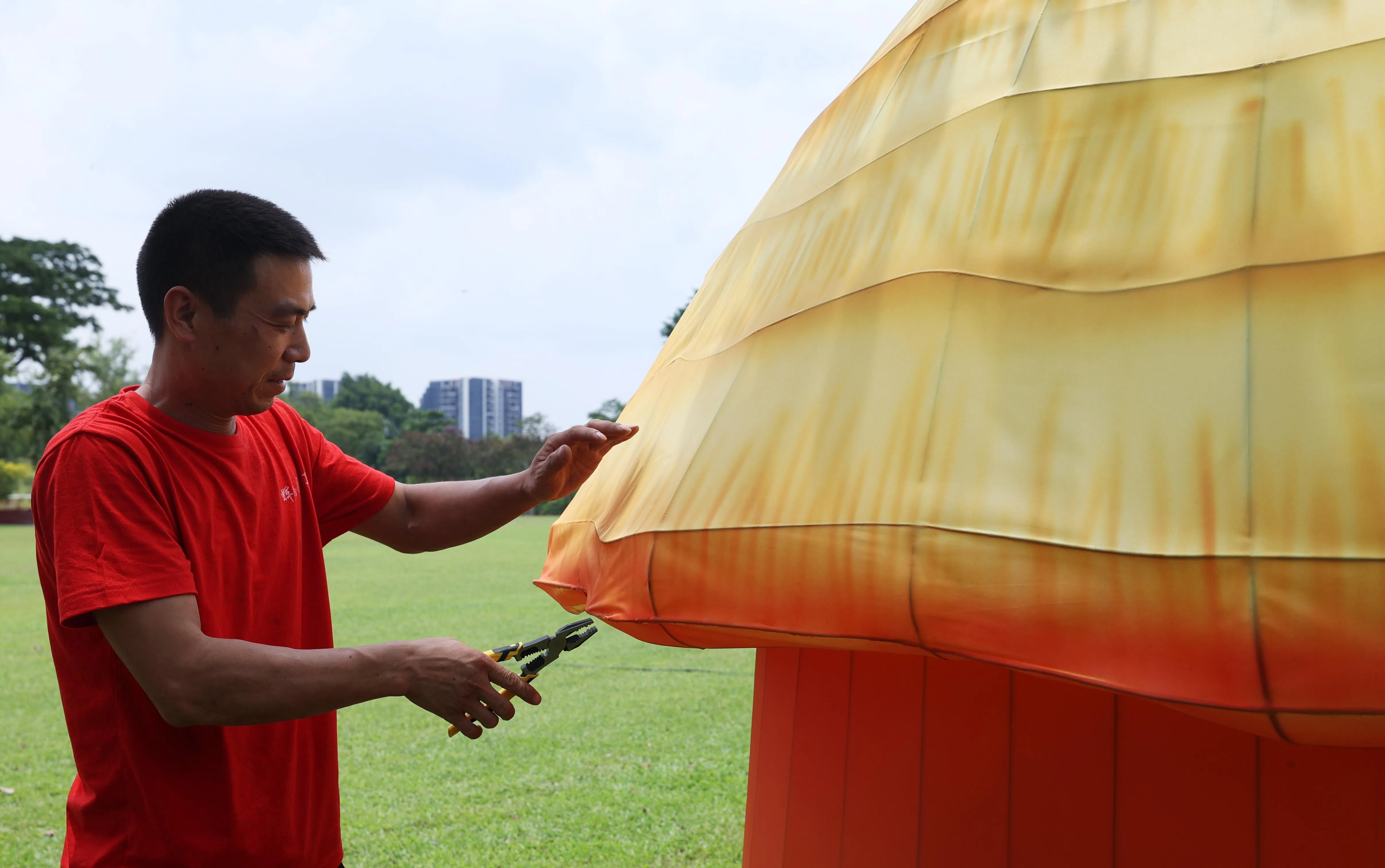 灯饰在运输的过程中难免会受损，师傅会修补出现瑕疵的灯饰。（白艳琳摄）