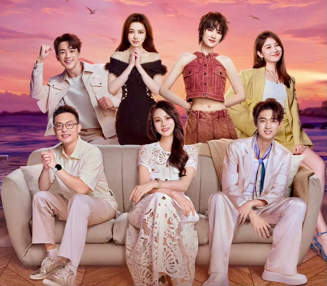 《我们恋爱吧》第六季由汪聪（后排右一）担任主持人，艺人周大为（后排左起），周扬青、姚安娜、姜振宇（前排左起）、伊能静和秦霄贤担任明星观察员。（取自《我们恋爱吧》微博）