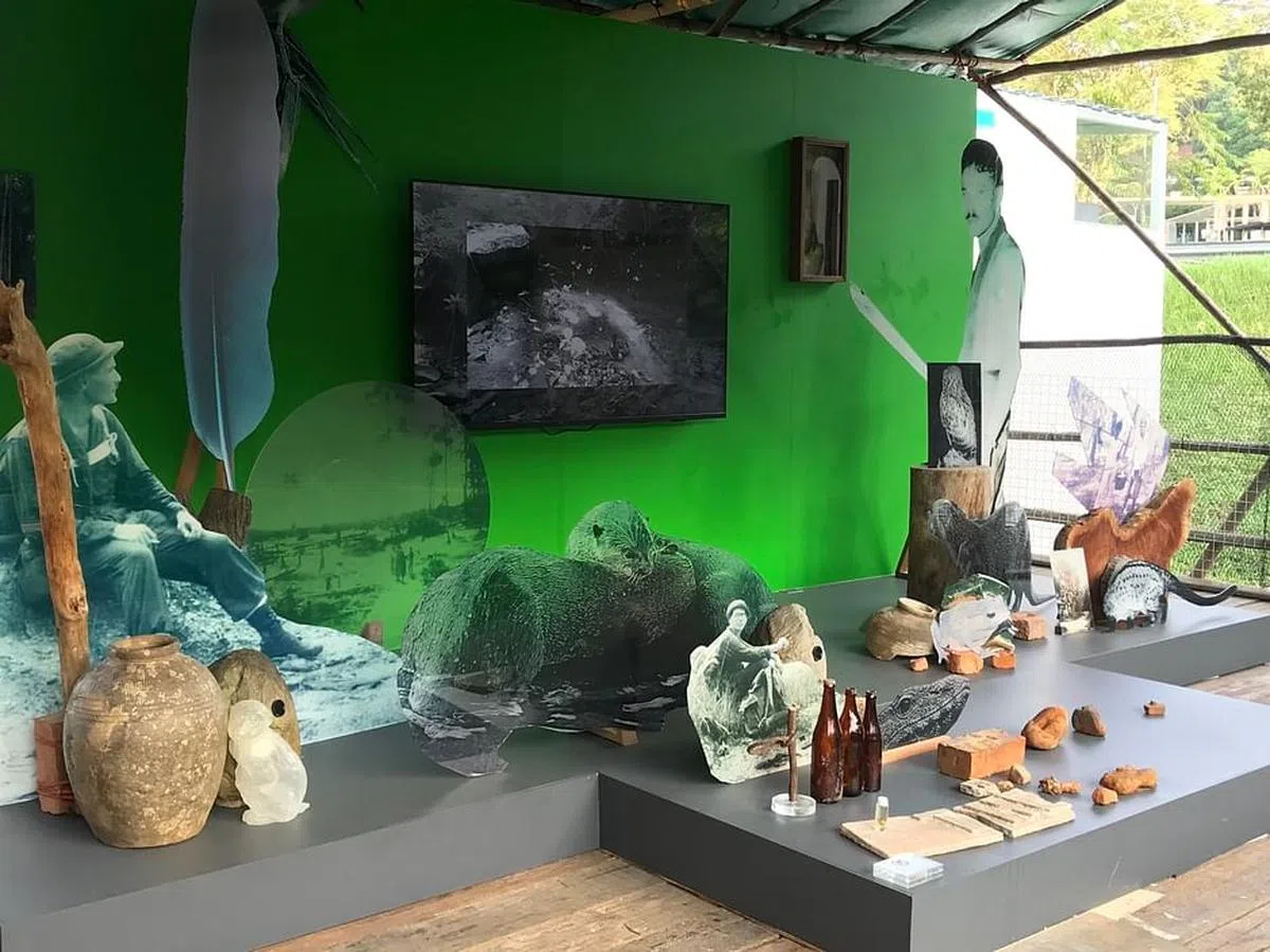 森林研究所舞台装置通过录像与旧物残片，展示吉门营房次生林的过去与现在。