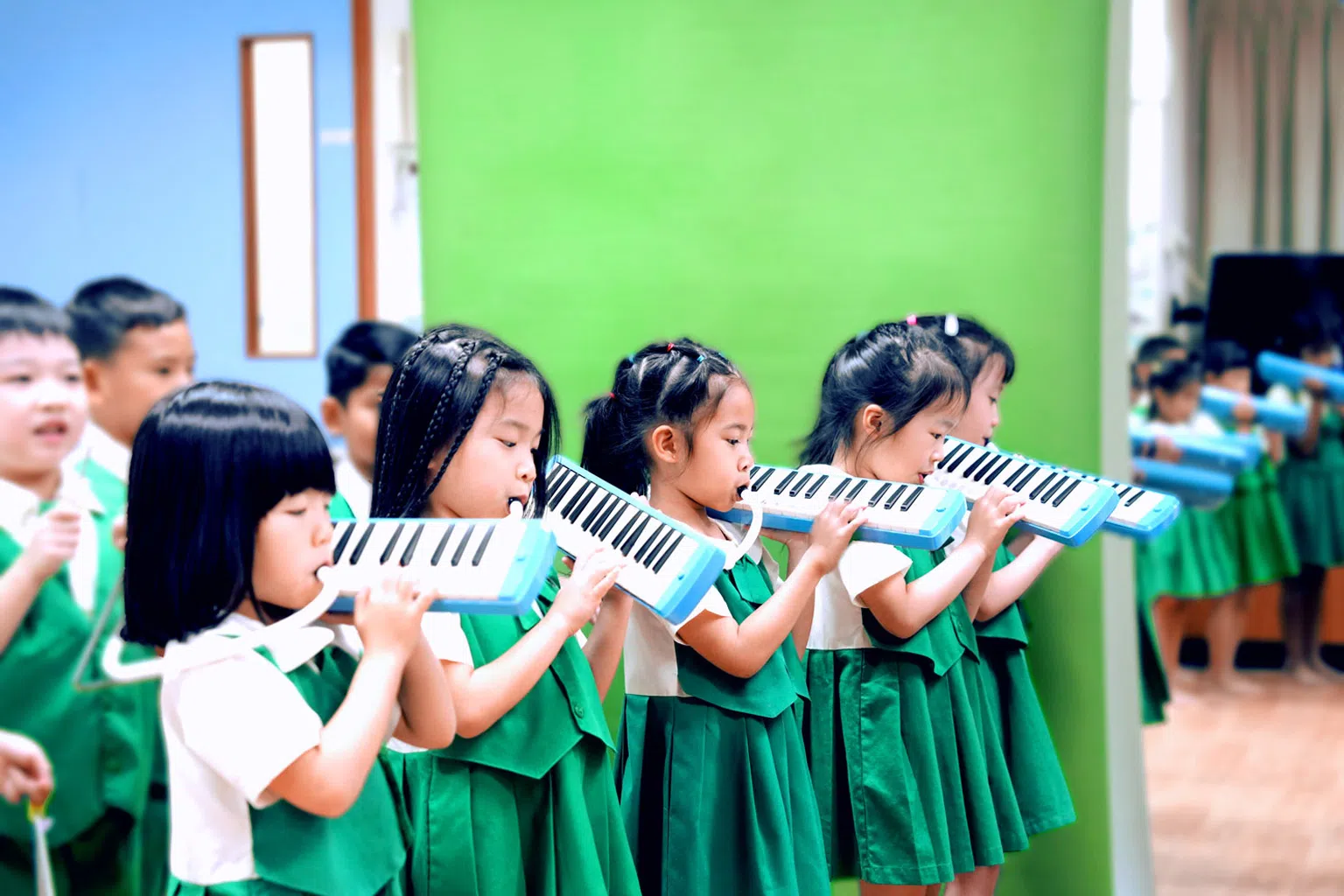 馨乐园的学生们都会学习如何弹奏键盘乐器，校方也会改编耳熟能详的儿歌，让孩子轻松快速记住新概念、新词汇，强化记忆点。（图/馨乐园提供）