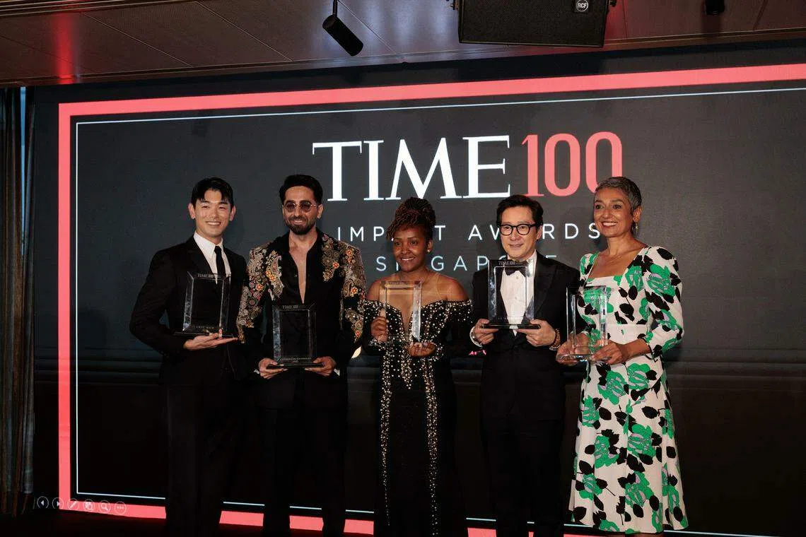 TIME100影响力五位获奖者：韩国歌手南允道（左起）、宝莱坞演员Ayushmann Khurrana、Green Generation Initiative创始人Elizabeth Wathuti、美国华裔演员关继威和Women for Women International创始人Zainab Salbi。（新加坡经济发展局提供）