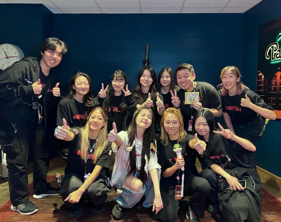 金妍珠（前排右二）共参与了IU（前排左二）的八场巡演，其中包括新加坡、吉隆坡，以及美国六个城市。（受访者提供）