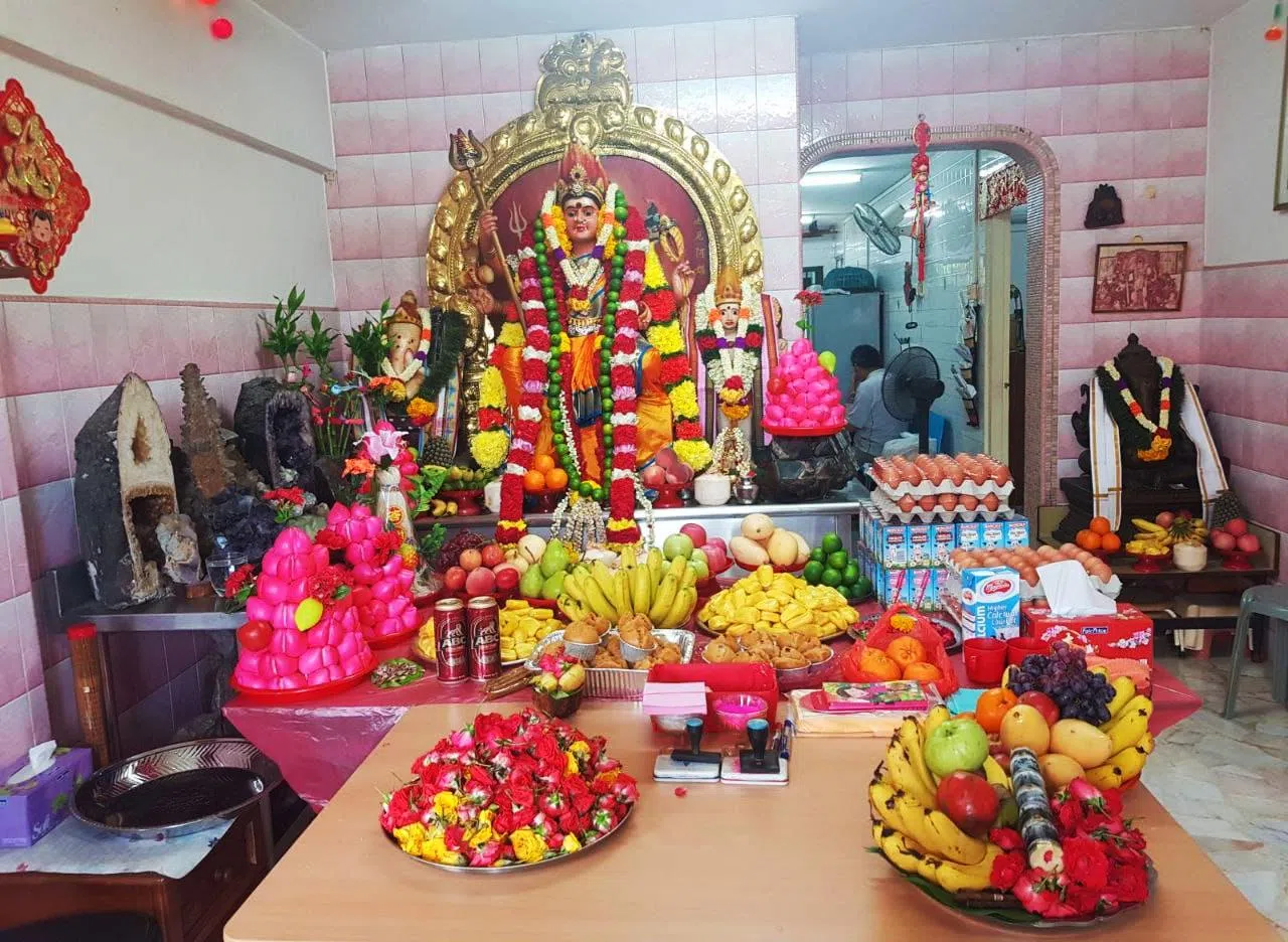 每逢印度传统节日，陈锡香与其他信徒都会准备各种摆盘的水果，供奉神明。（受访者提供）