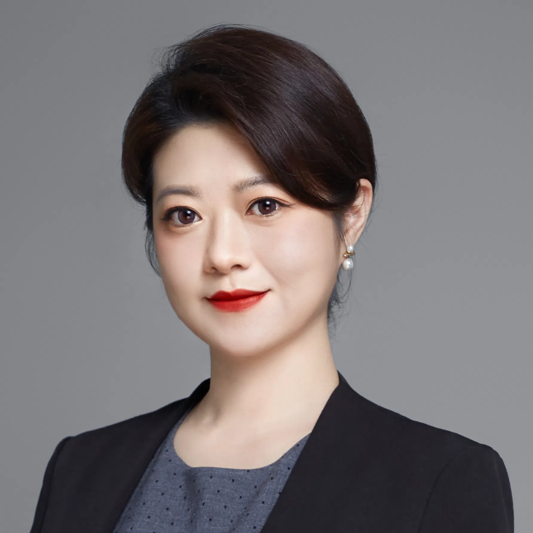 “一般的AI 数据来源我们难以查知，如果因此造成结果偏差，是否应全由调解员或机构来承担？……另一方面，科技公司若在平台加入‘仅供参考’的条款，是否就能以此避免责任？”——中国贸促会商法中心副主任王琳洁