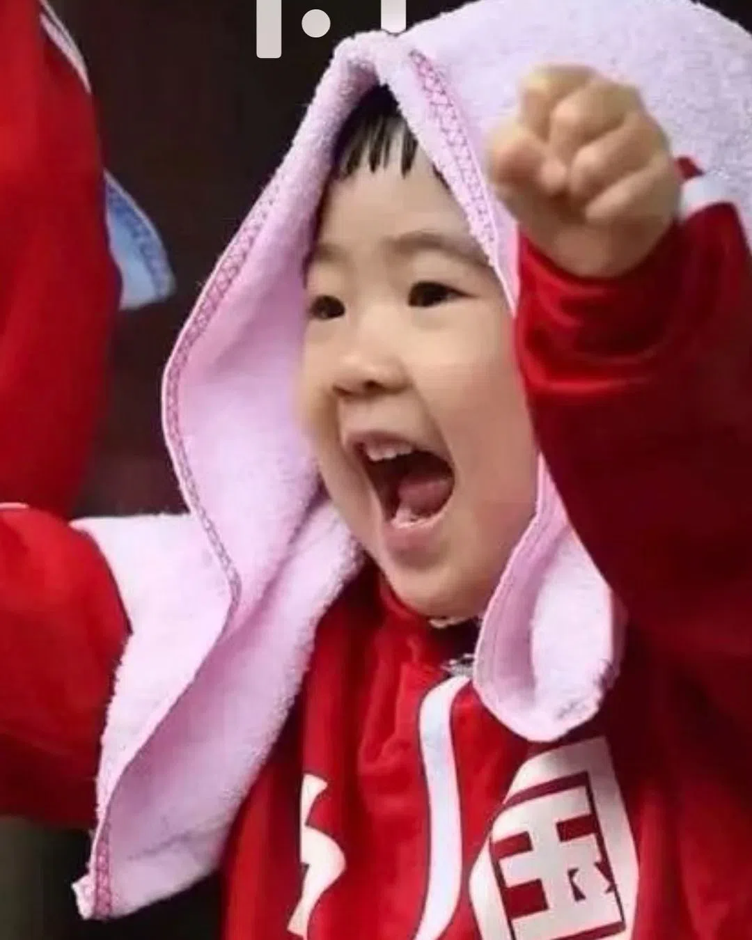 曹格贴出Grace小时候的可爱加油照，写下“家有”两个字，有给自己“加油”的意思。（取自艺人IG）