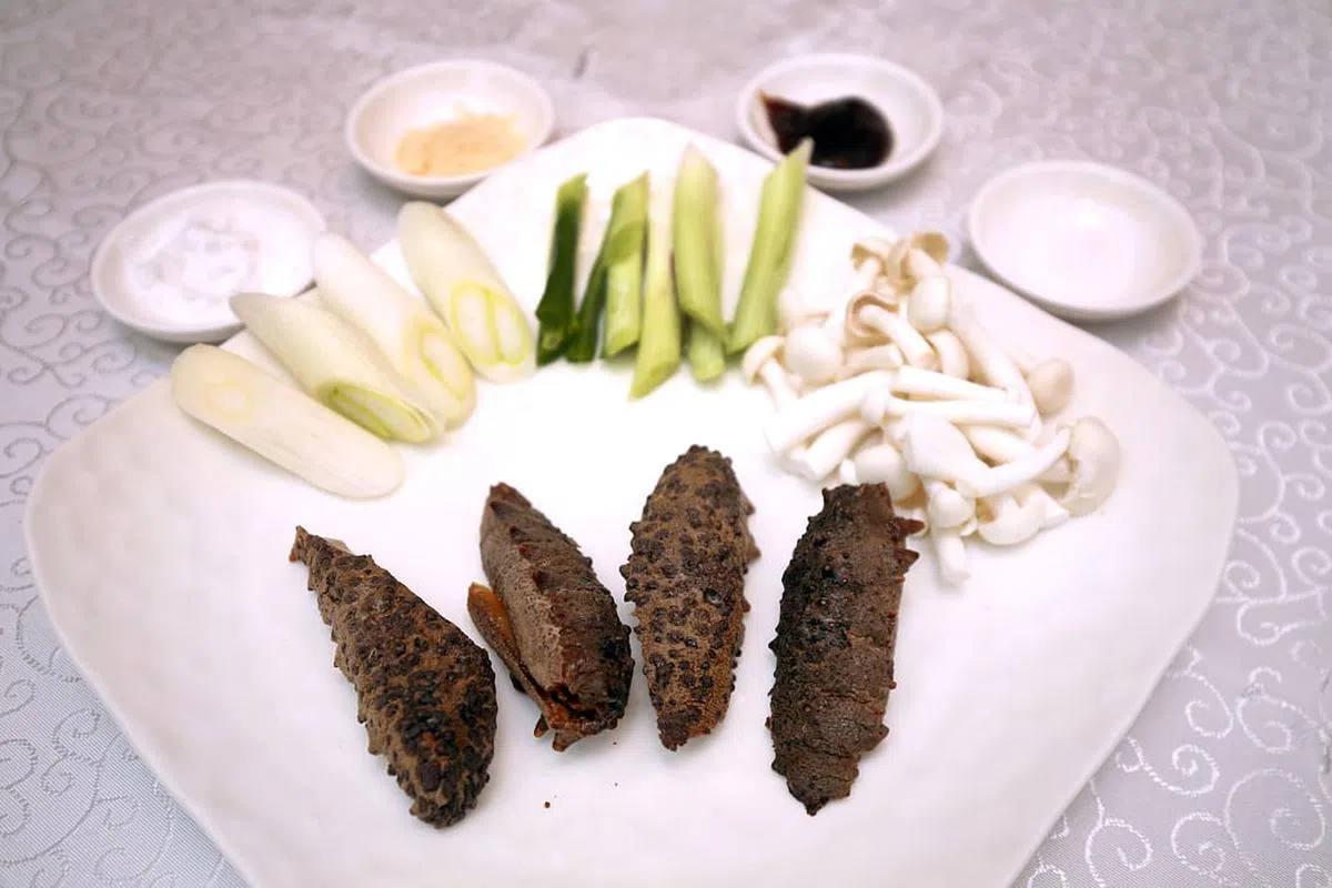 葱烧海参的材料。