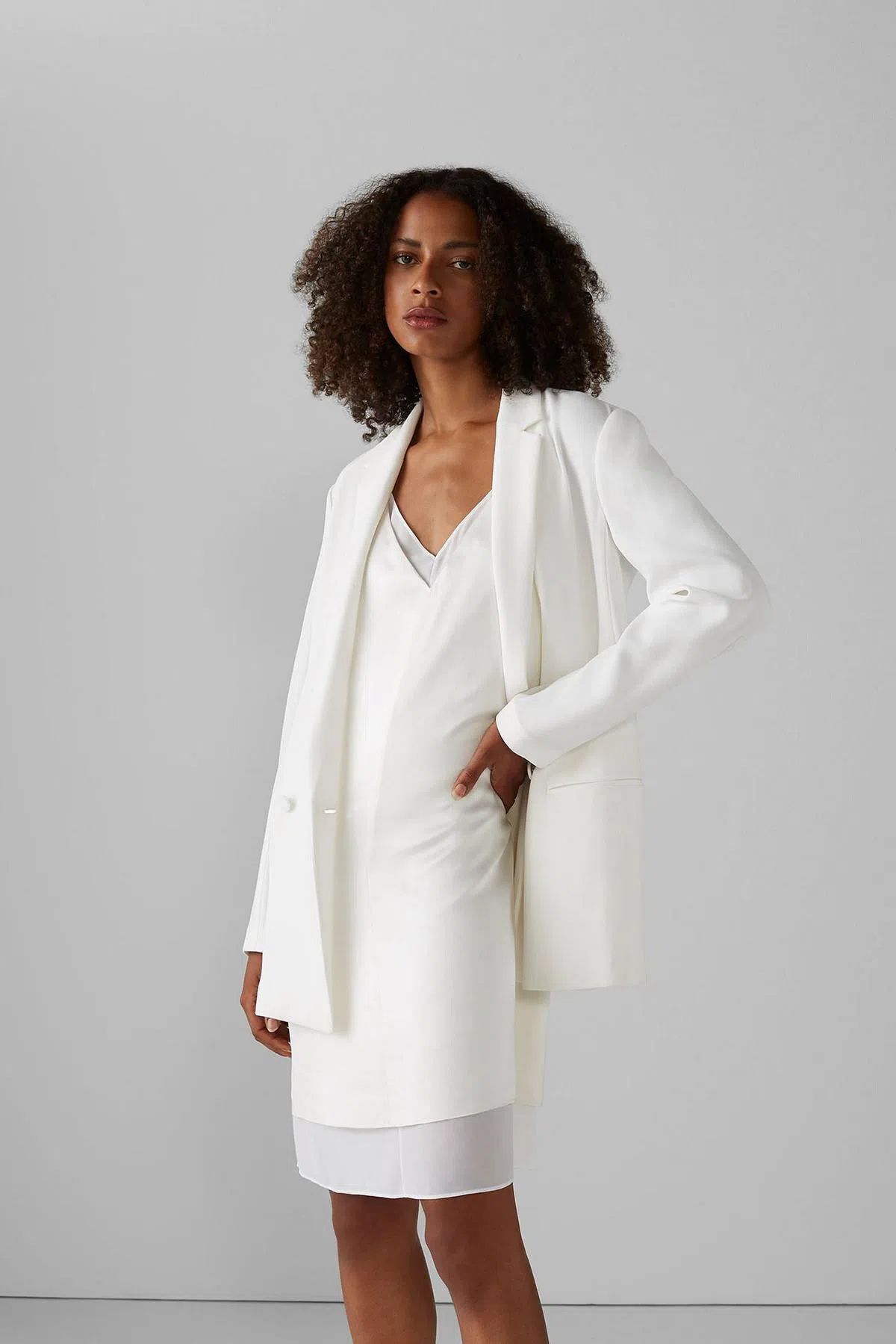 膝上、及膝或过膝裙，都是职场女性不可缺少的单品。（互联网）